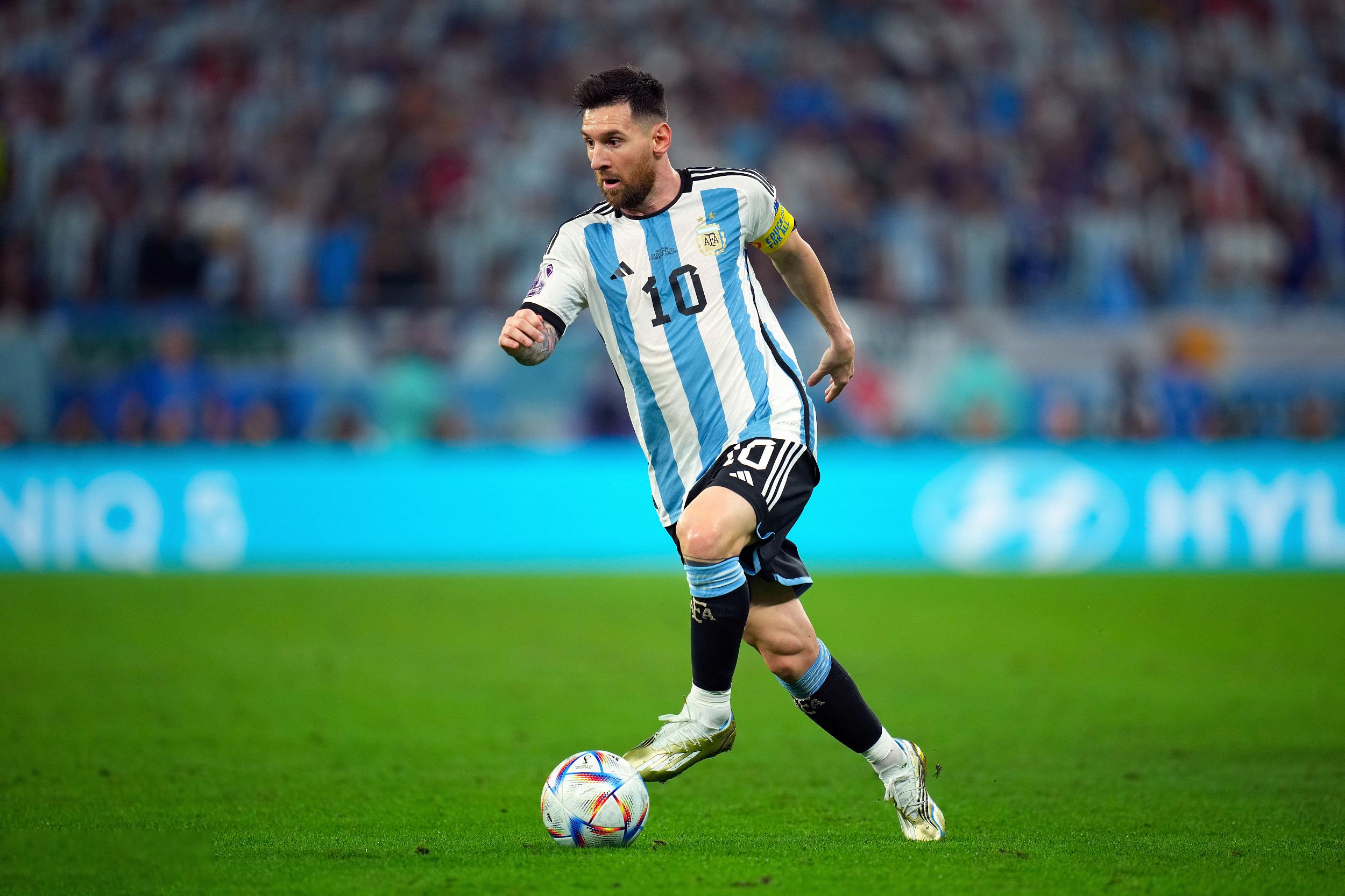 包含梅西再创纪录！他到底还能踢多久？的词条